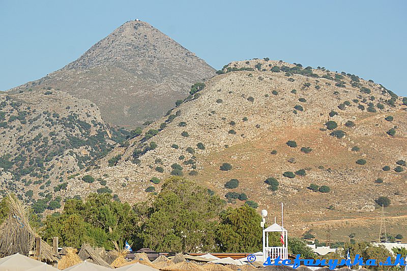 Amoudara, pohľad na kopec Stroumboulas. Roklina Almiros pod ním