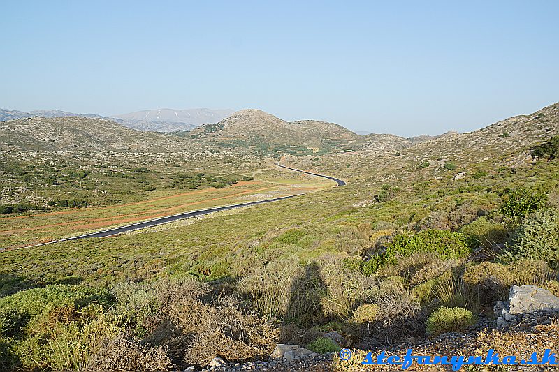 Pokračovanie novej cesty od Voulismeno Aloni ku kostolíku Agios Georgios (vľavo mimo obraz) a ešte ďalej doprava
