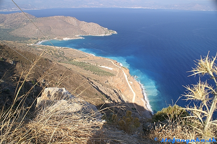 Mochlos vyhliadka. Fotogenická časť zálivu Mirabelo. Fotené z parkoviska z cesty medzi Pachiou Amos (tu je odbočka do Ierapetra) a Sitiou