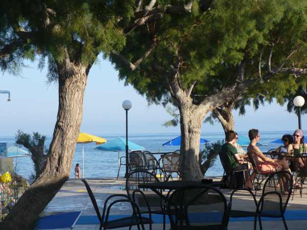 Hotel Blue Sky and Sea, Ierapetra, Kréta, Grécko. Strategické miesto medzi bazénom, morom a poolbarom