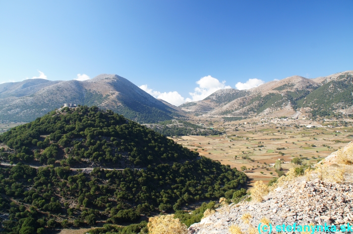 Planina Askifou. V najnižšom sedle na horizonte začína roklina Imbros