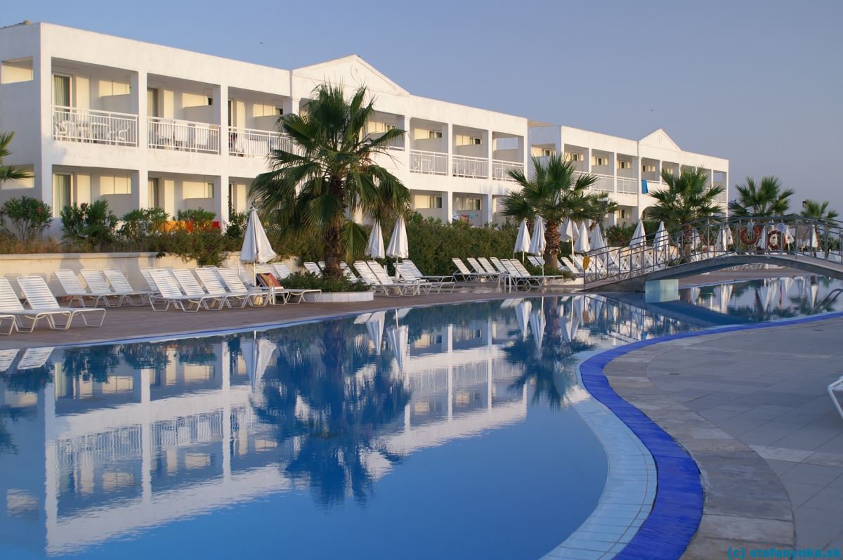 Hotel Palm Beach, Agios Georgios, Korfu. Pohľad na bazén pri mori