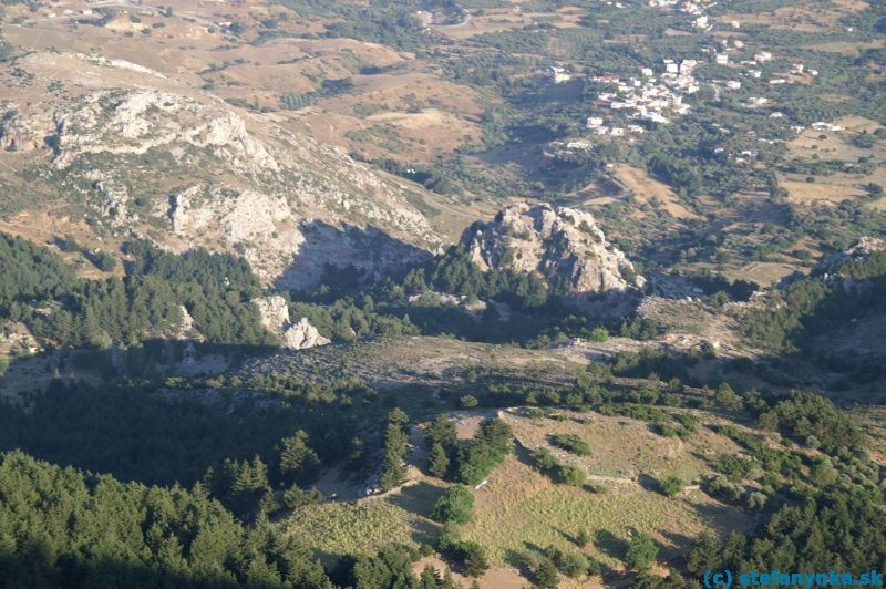 Cesta na Dikti. Kos - pohľad na pevnosť Paleo Pyli. Pevnosť je ten biely kopček približne v strede obrazu