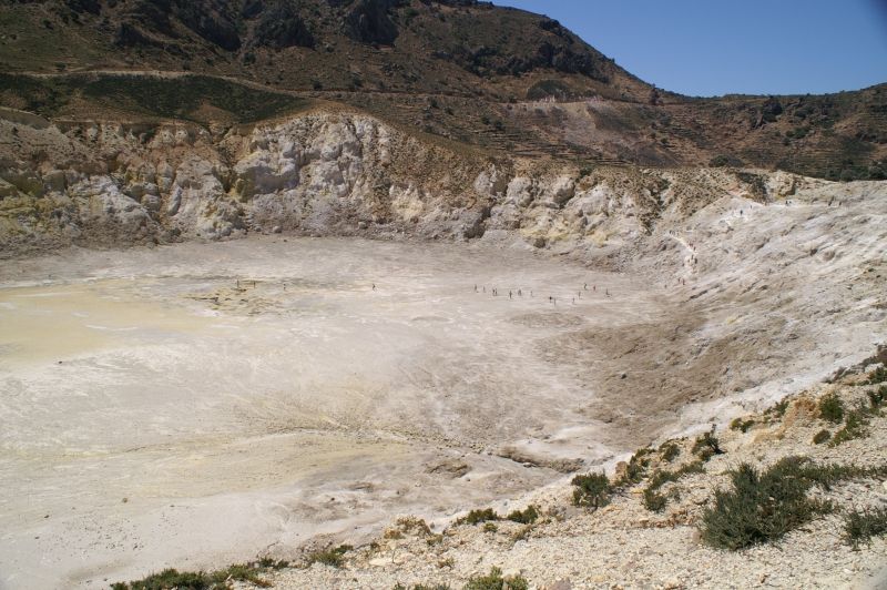 Nisyros, kráter Stefanos. Pohľad na dno krátera Stefanos. Chodník dole vedie z pravej strany (na fotke približne zo smeru 2 hodiny)