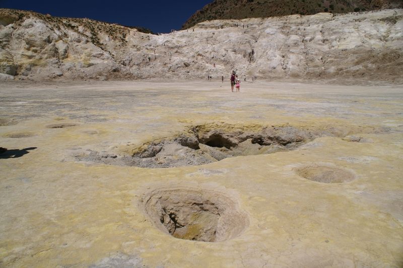 Nisyros. Fumaroly v krátere Stefanos