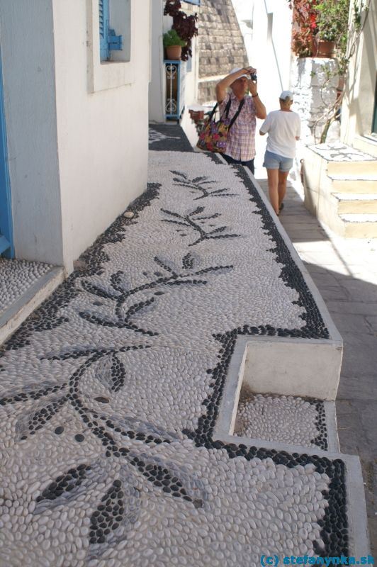 Nisyros - Mandraki. Mozaika pri úzkej uličke (šírka cca na jeden skúter :-)