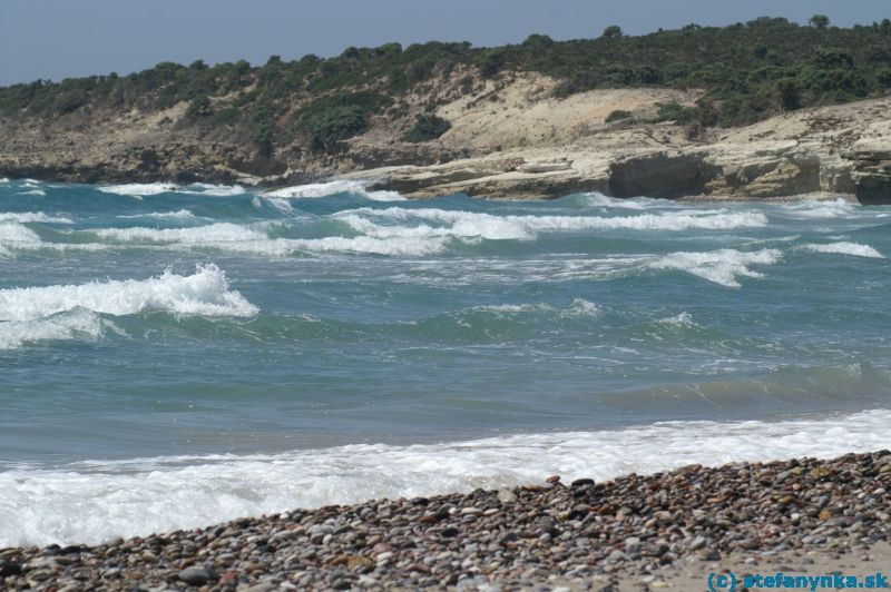 Vstup do mora a vlny v Agios Teologos na juhozápade ostrova Kos