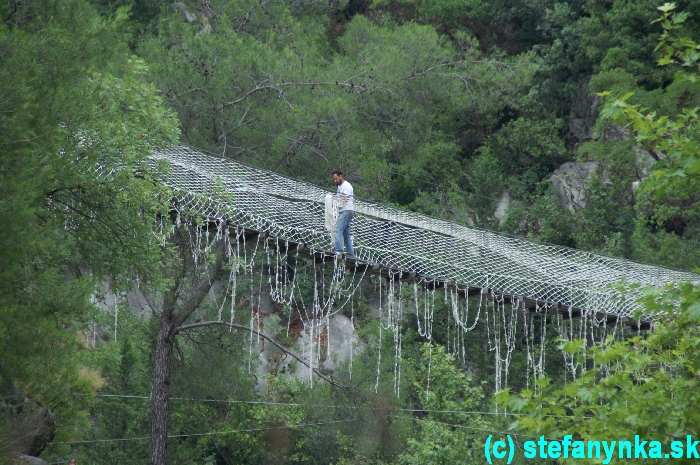 Sušenie bielizne na mostíku lanového centra v kaňone Goynuk