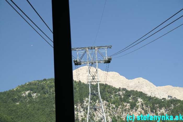 Pohľad z údolnej stanice lanovky na vrcholovú stanicu Tahtali.