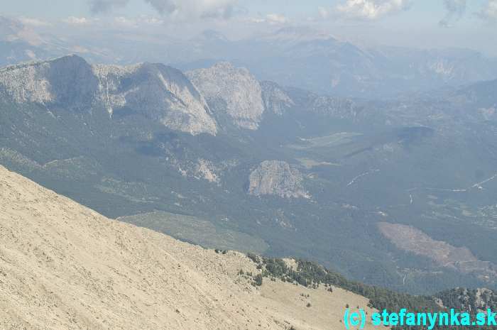 Pohľad smerom na planinu Gedelme (to zelené ihrisko za skalou v strede fotky)