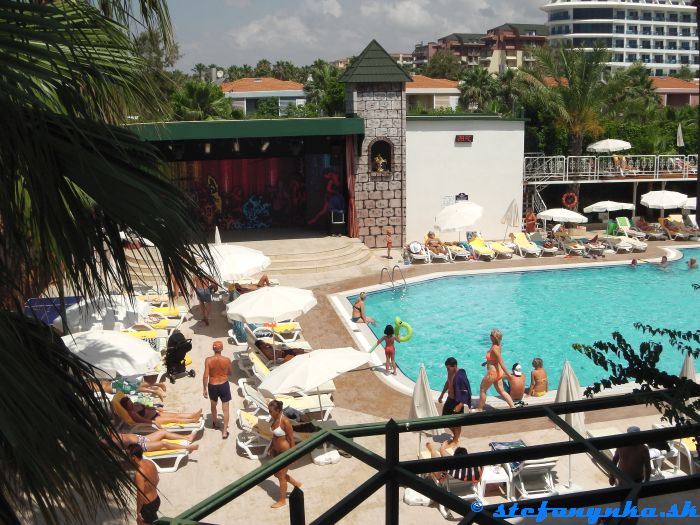 Galeri Resort. Pohľad z tobogánov na bazén a divadlo