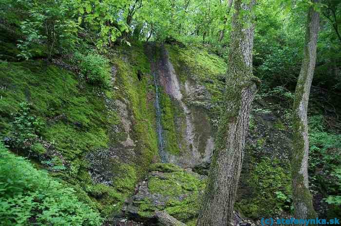 Občasný vodopád v doline Hlboča pri Smoleniciach