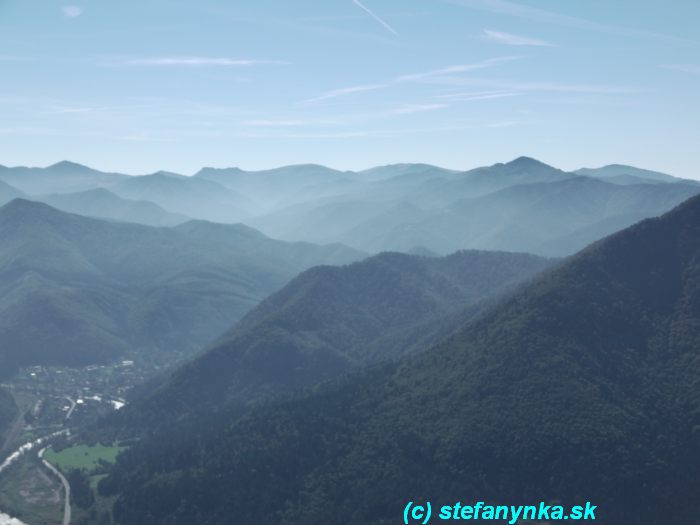 Veľká Fatra za Lubochňou. Ak sa nemýlim tak na horizonte sa dá rozoznať zľava Rakytov, Minčol, dvojitý Čierny Kameň, Ploská. Doprava pravdepodobne Ostredok. Ďalej ani nechcem hádať...