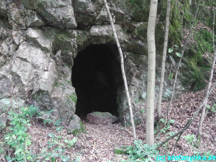 Pravdepodobne pozostatok po úkryte pre strelmajsta pod kameňolomom, poniže Šlosbergu