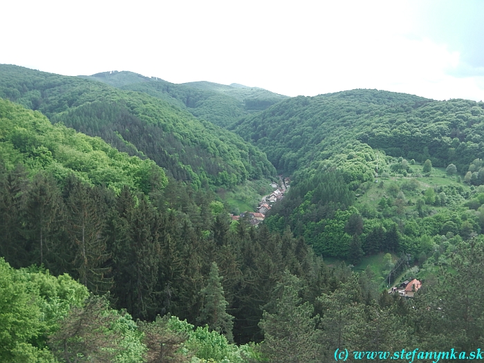 Šášov - výhľad z hradu do Istebnej doliny