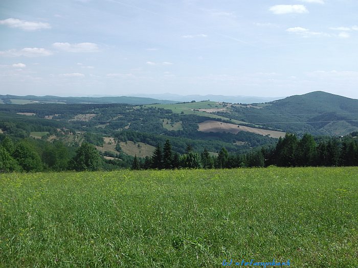 Sprava Chabová a Vlčí vrch (taký nevýrazný zelený kopček)