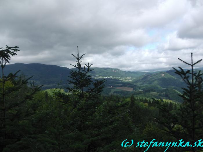 Vyhliadka na Trávnom Ždiari - vľavo Kremnické vrchy a v strede Kordíky