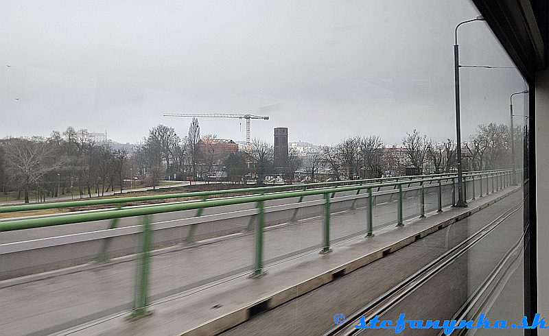 Cestou na výlet v Bratislave. Nižšie kopčeky osvetlené, všetko vyššie v hmle (Starý most)