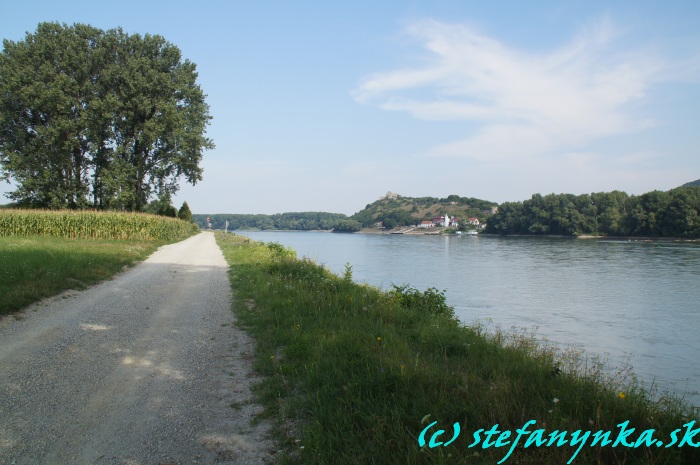 Treppelweg. V pozadí Devín