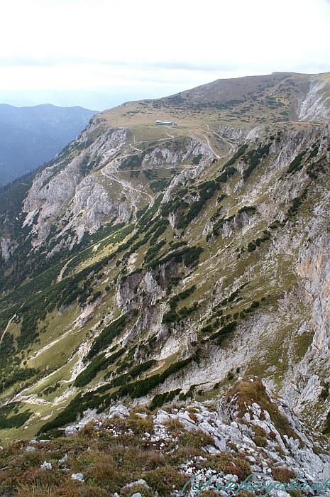 Pohľad na chatu Karl Ludwig Haus (vpravo hore vedie cesta na Heukuppe), a dolinu Siebenbrunn Graben (fotené z Predigtstuhlu) - vpravo sa popod strmé steny Predigtstuhlu tiahne ferrata Bismarck Steig