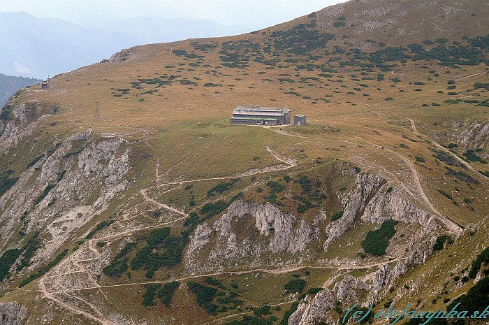 Pohľad z Predigstuhlu na chatu Karl Ludwig Haus a chodník vedúci dolinou Siebenbrunn Graben (sedlo je za skalou v pravej časti obrázka)