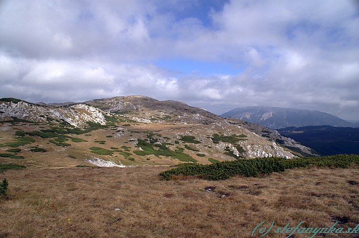 Pohľad z Predigtstuhlu. Kopec na obrázku vpravo je Schneeberg