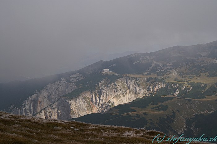 Habsburghaus a Rote Wand na Raxe - pohľad z Heukuppe. Výhľad kazila hmla, ale občas sa aj takto vyčasilo