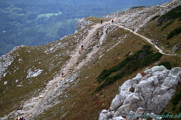 Pod chatou Karl Ludwig Haus - dolina Siebenbrunn Graben a chodník vedúci ku chate Waxriegelhaus