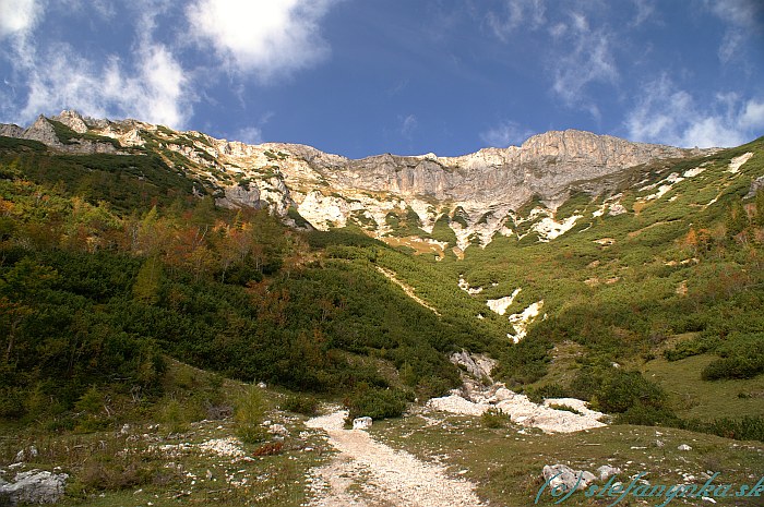 Dolina Siebenbrunn Graben - pohľad na Predigtstuhl, pod jeho stenami vedie ferrata Bismarck Steig