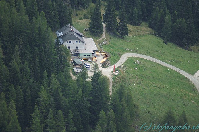 Chata Waxriegel Haus - pohľad z chodníka od Karl Ludwig Hausu do sedla Preiner Gscheid