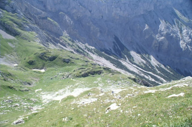 Hochschwab, pohľad od Vogauer Kreuz. Vľavo dolina Trawiestal. Pod nami šikmo vpravo studnička