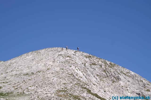 Pohorie Hochschwab. Posledné metre k Fleischer bivaku (za kopčekom)