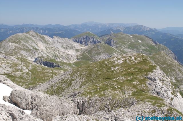 Pohľad z Hochschwabu na planinu Aflenzer Staritzen, ktorou vedie chodník k  sedlu Seeberg Satel