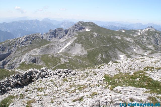 Pohľad z Hochschwabu na západnú časť planiny, ktorou viedla naša cesta h Hauselalmu (chodník vedúci zľava doprava hore)