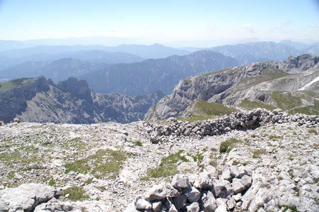 Pohľad z Hochschwabu na G-hackt Kogel (zhruba v strede), úplne vpravo je Zagel Kogel