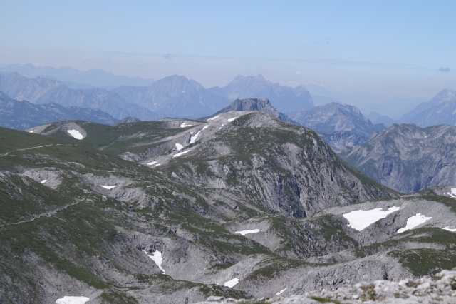 Pokračovanie chodníka od vrchu Hochschwab, okolo Zagel Kogelu (úplne vľavo) a pomedzi snehové polia pod Hochwartom