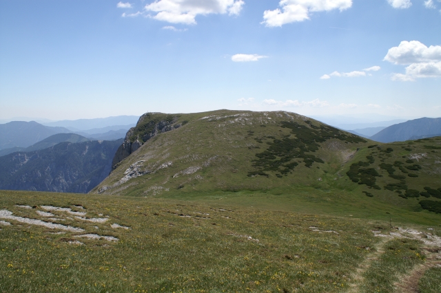 Pohorie Hochschwab, vrch Zinken. Chodník sa stáčal doprava a vrch veľkým oblúkom obchádzal. Bodenbauer je v údolí vľavo pod vrchom. Tu sme mysleli, že začína klesanie, a pri aute budeme, ani sa nenazdáme