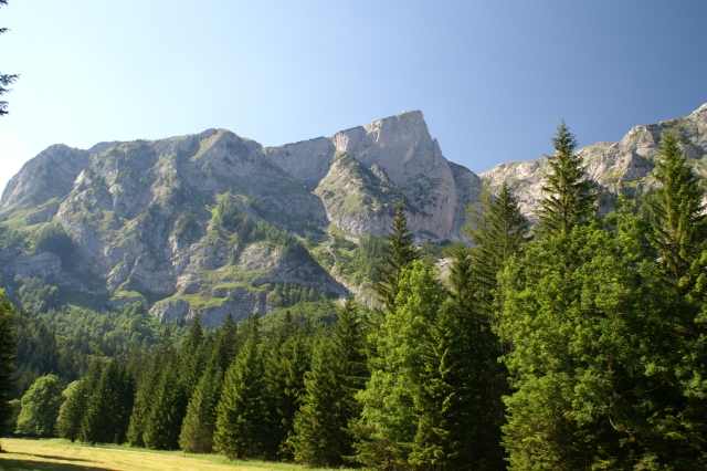 Návrat do Bodenbaueru. Špicatý Zinken, ktorý nás vítal, nás teraz odprevádza. Chata Hauselalm je v údolí až úplne vľavo. Približne na pravom horizonte sme mysleli, že začíname klesať a že k autu to bude už iba prechádzka...