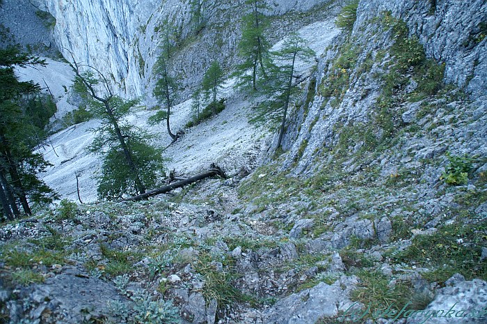 Barenlochsteig. Pohľad zhora na nástup. Pohľad zo sedielka na nezaistenú časť klettersteigu Barenlochsteig, ďalej suťové pole a dolu takmer pod stenou chodník odbočoval doľava