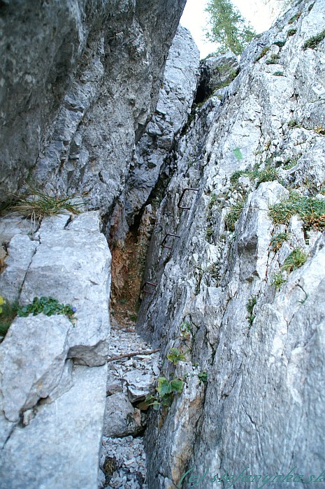 Barenlochsteig. Miesto, kde mi bolo na ferate Barenlochsteig úzko. Niežeby som sa bál, ale steny na prístupe k rebríku boli tak blízko, že sa mi medzi ne takmer nevošiel ruksak.