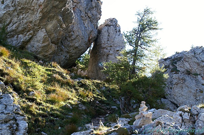 Klettersteig Barenlochsteig viedol priamo do tejto brány. Tu bol oficiálny koniec feraty. Ďalej sa pokračovalo doprava.