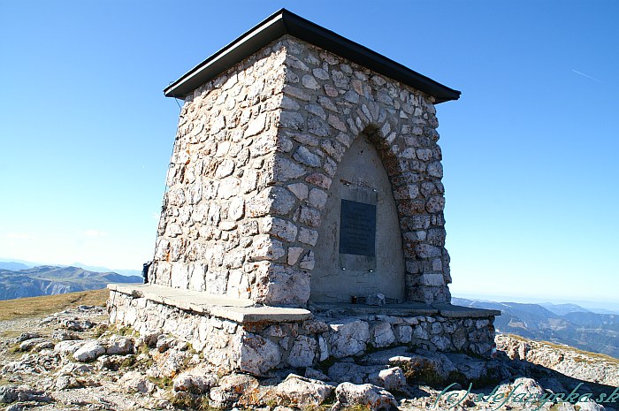 Fotku tohototu pamätníka na Heukuppe pre všetkých rakúskych turistov, ktorí padli v prvej aj druhej svetovej vojne už mám, avšak tá nemá takú oblohu (nemyslím šalát :-) )