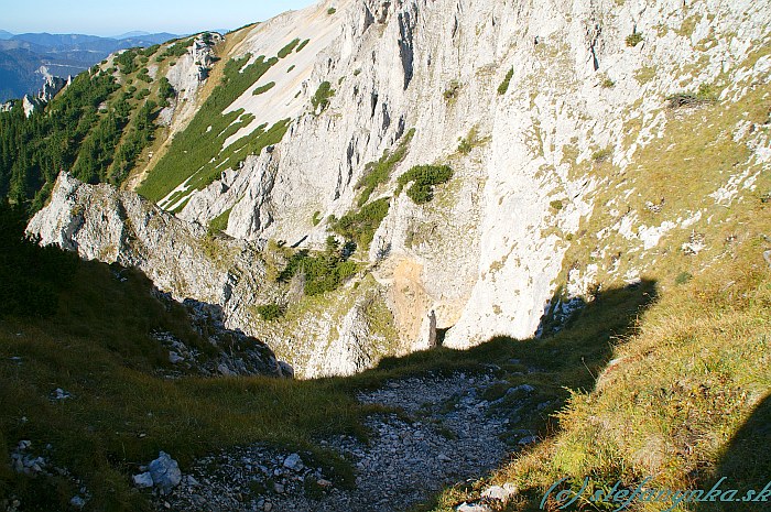 Gamsecksteig. Pokračovanie feraty prudko dolu do tej osvetlenej časti (po rebríku). Pohľad na spodnú časť klettersteigu zo strednej. Tu to vyzeralo zaujímavo. Zhora bolo totiž vidieť samé strmé suťoviská končiace ktoviekde. V praxi to až také hrozné nebolo.