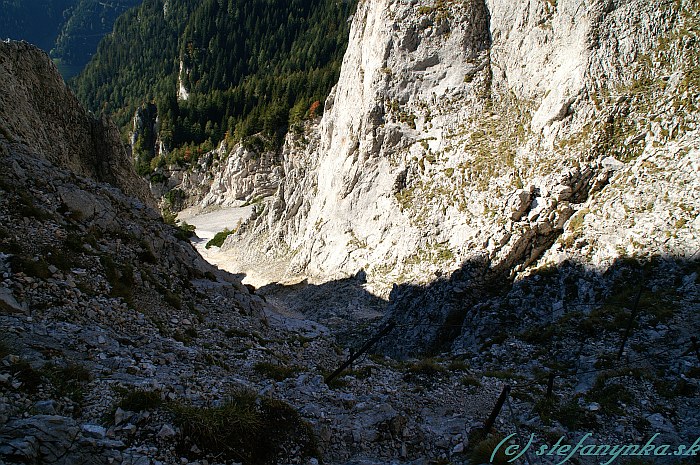 Gamsecksteig. Pohľad do zrázov spod rebríka (tadiaľto však ferata neviedla)