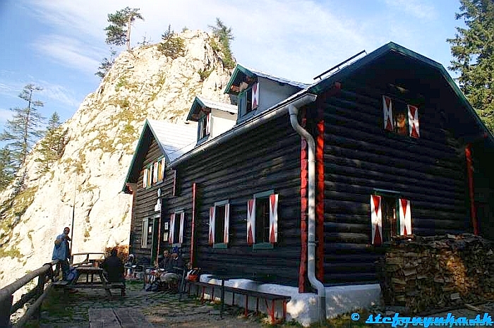 Kleinthaler hutte a Turmstein. Ferata je za pravým zadným rohom chaty