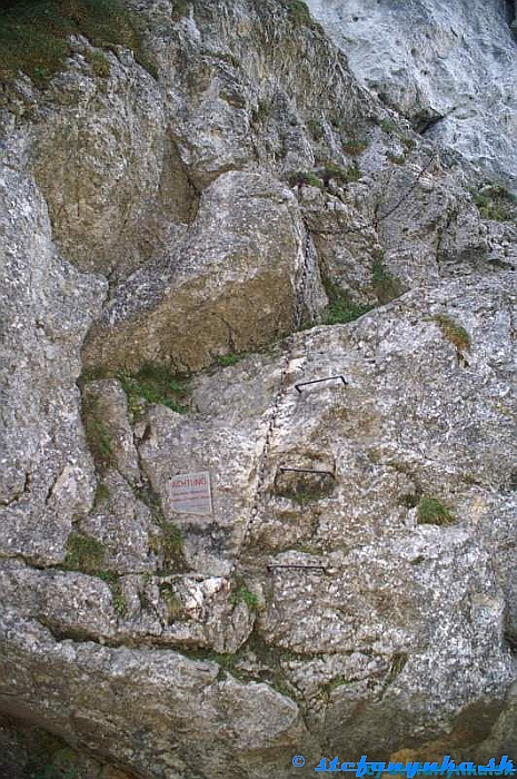 Ferrata Turmstein O-kante - nástup s tabuľou a reťazou