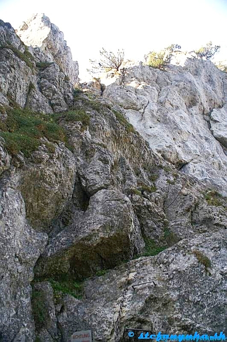 Ferrata Turmstein O-kante - nástup s tabuľou a reťazou