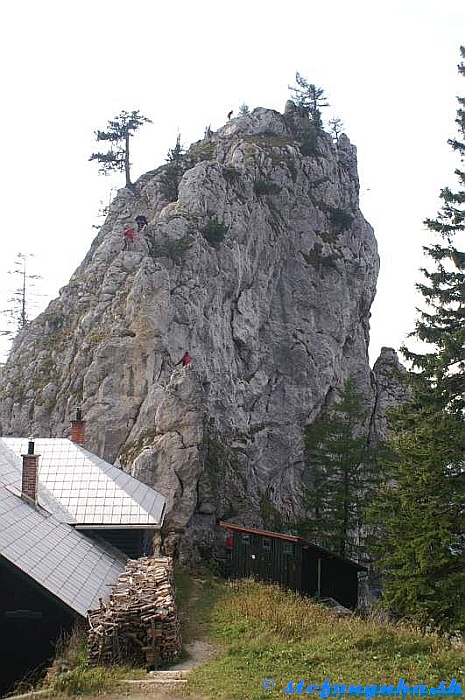 Ferrata Turmstein O-kante. Medzi dvojicou a spodným turistom boli spomínané tri kramle