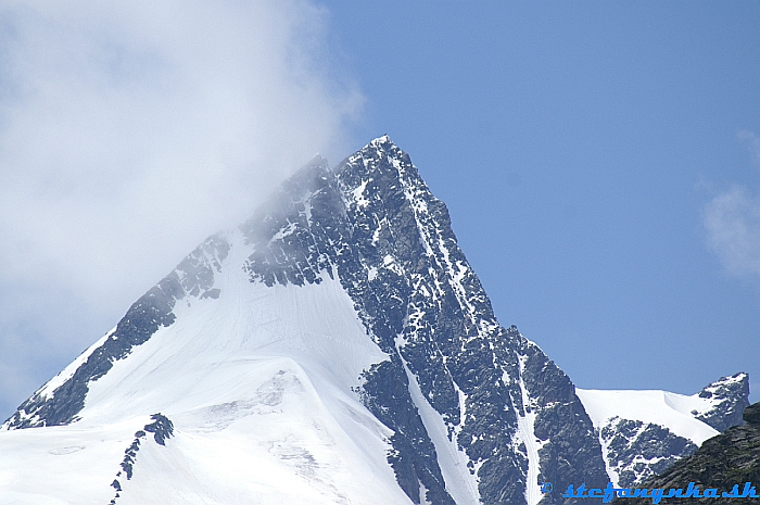 Vľavo Kleinglockner (čiastočne v oblakoch), vpravo Grossglockner