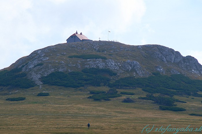 Pohľad na Schneealpenhaus z planiny